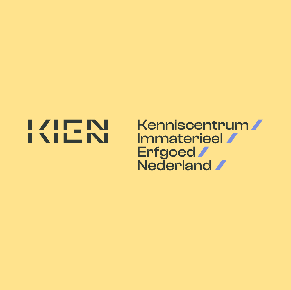Logo voor Kenniscentrum Immaterieel Erfgoed Nederland, KIEN, op gele achtergrond ontworpen door Diep Arnhem